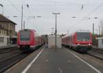 Eine 612er Doppeltraktion als RE nach Wrzburg Hbf und eine n-Wagen Garnitur als Lr nach Bamberg begegnen sich am 19. April 2013 im Bahnhof Hafurt.