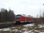 612 065 durchfährt hier als RE nach Würzburg den Bahnhof von Oberkotzau.