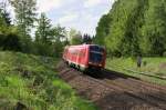 612 486 ist im Vogtland unterwegs. Diesen Anblick werden wir nicht mehr bieten knnen, denn bei unserem nchsten Besuch beim Bahnbergang Kornbach werden die Fahrdrahtmasten schon stehen. Der Triebwagen hat in 3 Kilometern bei Reuth den Scheitelpunkt der Strecke erreicht. In zweihundert Metern geht es fr ein paar Sekunden ber die Grenze nach Thringen und ann gleich wieder zurck nach Sachsen.
IRE Dresden - Nrnberg - Bahnstrecke 6362 Leipzig - Hof am 28.05.2013