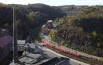 Zwei 612er Einheiten als RE 3788 Dresden - Nrnberg passieren im Plauenschen Grund gerade den Bahnbergang an der ehemaligen Brauerei Felsenkeller, im Hintergrund die ehemalige Knigsmhle und dahinter die Brcke der Autobahn A17; 27.10.2013
