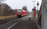 Am 02.01.2014 brauchte der Eisenbahnphotograph einen Schutz vor dem Regen und dem eisigen Wind.
Da bot sich die Straßenbrücke von man die Bahnsteige des Bahnhofs Oberkotzau erreichen kann direkt an.
Die Treppen sind die einzige Möglichkeit zu den Zügen der Gleise 4 und 5 zu kommen, von Barrierefreiheit keine Spur.
612 486 ist als RE von Dresden nach Nürnberg unterwegs. Dieser Zug nimmt den Laufweg über Marktredwitz und Kirchenlaibach.
Der in einer Stunde folgende RE Hof - Nürnberg fährt über die Schiefe Ebene und Bayreuth.
Man kann am Ausfahrsignal von Oberkotzau schön erkennen welche Strecke die Züge nach der Streckenteilung nehmen werden.
Der Richtungsanzeiger leuchtet als  W  (Weiden) auf wenn es auf die Strecke nach Marktredwitz geht oder es wird ein  B  (Bamberg) angezeigt wenn es Richtung Schiefe Ebene geht.

Einen Planhalt in Oberkotzau gibt es nur mit Agilis Triebwagen auf den Relationen Bad Steben - Hof - Münchberg, sowie Hof - Selb Stadt und Hof - Bayreuth (Kirchenlaibach) über Marktredwitz.

Bahnstrecke 5050 Weiden - Oberkotzau