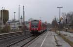 Das Wetter wurde immer schlechter...und Ivie gab vor Kälte und Nässe auf und zog sich ins Auto zurück. Ich aber wollte unbedingt noch den ALEX auf dem Chip haben.
Zuvor brummte aber 612 579 als RE Lichtenfels - Hof durch Oberkotzau.
Der Zugzielanzeiger war schon für die Rückfahrt umgestellt.
Bahnstrecke 5100 Bamberg - Hof am 02.01.2014