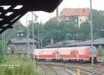 Regioswinger 612 105-7 verlt am 05.07.2003 den Bahnhof Zittau nach Dresden-Neustadt. Das Stellwerk mit dem Uhrentrmchen ist kein Museumsstck, sondern noch in Betrieb.