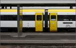 . Die Landesfarben von Baden-Württemberg als Zug -

In den Farben gelb, weiß und schwarz präsentiert sich dieser Triebzug der Baureihe 
612 im Hauptbahnhof Stuttgart.

14.03.2015 (M)