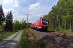 612 025 ist auf der Relation Dresden - Hof - Nürnberg unterwegs. Hier erklimmt der Regioswinger die Höhen des Vogtlandes und wird in ca. 6 Kilometern den höchsten Punkt der Bahnstrecke 6362 Leipzig - Hof erreichen. Der Bahnhof Reuth Vogtland liegt auf 581 Meter. Bahnstrecke 6362 bei Kornbach im Vogtland - 18.05.2015