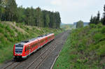 612 986 mit dem RE3429 von Nürnberg nach Hof Hbf bei Marktleuthen, 13.05.2016