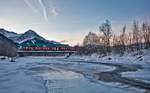 RE 3385 von Oberstdorf fährt am bitterkalten Morgen des 28.1.2017 in Fischen nach Augsburg Hbf über den beinahe zugefroren Fluss Iller.