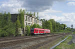 612 165 ist als RE Lichtenfels - Hof unterwegs und passiert gerade die ehemalige Hefe- und Spiritusfabrik in Oberkotzau.