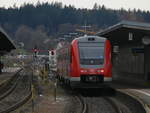 612 585 steht am 5.12.20 um 10:26 Uhr abfahrtbereit im Bahnhof Kempten um die Fahrt als RE 3683 Ulm-Oberstdorf fortzusetzen 