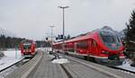 Zugkreuzung im Bahnhof Fischen am 28.02.2023: Vor der Weiterfahrt nach Oberstdorf muss 633 031 die Kreuzung mit dem von dort kommenden 612 652 abwarten