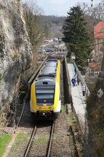 Der in den baden-württembergischen Landesfarben gestaltete 612 112 verlässt Sigmaringen mit Fahrtziel Stuttgart.