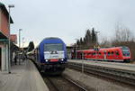 Begegnung im Bahnhof Hergatz am 15.03.2018: ER 20-015 trifft auf Gleis 1 mit dem ALEX von Lindau nach München ein, auf Gleis 3 wartet ein 612 auf Fahrgäste in Richtung Wangen (Allgäu)  