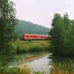 28.Juli 2006, auf der Frankenwaldbahn bei Johannisthal fährt ein VT612 als Nahverkehrszug in Richtung Saalfeld.