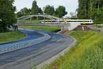 Nachher# - oder - Landschaft im Wandel der Zeit (||) - Im Juni 2020 fährt bei Fischbach IRE 22591, Ravensburg - Singen über die neue Eisenbahnbrücke, die über die zukünftige