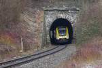 612 612, am 08.02.2021 unterwegs als RE 55 / RE 3211, Villingen (Schwarzwald) - Ulm, hat den 95 m langen Schlossberg-Tunnel in Scheer fast durchquert.