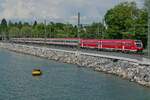 Parallelausfahrt auf dem Bodenseedamm - 612 502 als RE 70 / 3881, Lindau-Insel - München, und 1016 023-4 mit den Wagen des IC 119  BODENSEE , Dortmund - Innsbruck.