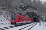 Landschaft im Wandel der (Jahres)Zeit (|) - Von Nürnberg kommend hat 612 081 am 20.02.2016 als RE 3284 auf der Fahrt nach Lindau den Oberstaufener Tunnel durchfahren, in dessen direkten Umgebung