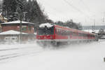 29. Januar 2010, Ein seltenes Zugbild: Die PORSCHE-Werbelok 182 004 befördert den Tw 614 022 durch den Bahnhof Kronach in Richtung Saalfeld. Ist es seine letzte Fahrt? 