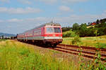 Am 14. Juli 1990 fährt VT 614 010 bei Burgkunstadt durchs Maintal in Richtung Kulmbach