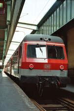 Zug der DB-Baureihe 614 ( 614 023-0) nach Nürnberg auf Gleis 16 des Stuttgarter Hauptbahnhofs (18.04.1984)