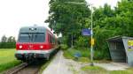 614 035 fhrt am 20.Mai 2008 in Laubendorf ein. Er wird aber erst halten, wenn er am Fotografen vorbei gefahren ist. Der Bahnsteig nach Frth liegt nmlich auf der anderen Seite des folgenden Bahnbergangs.