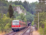 Der bekannte Blick im Pegnitztal durch mehrere Tunnel zwischen Hersbruck und Neuhaus: 614 033 rollte am 13.7.02 im Regen westlich von Velden �ber eine der vielen Pegnitzbr�cken. 
