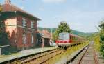 Blick nach Norden auf den Endbahnhof Simmelsdorf-Httenbach. 614 021 wartet am 11.8.00 auf die Abfahrtszeit fr die Rckfahrt nach Neunkirchen am Sand.