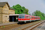 08. Mai 2003, im Bahnhof Burgkunstadt steht Triebwagen 614 076. Er wird weiter nach Lichtenfels fahren.