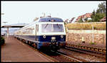 Triebwagen 614056 fährt am 10.9.1989 um 15.37 Uhr als Leerzug in Richtung Göttingen durch den Bahnhof Einbeck.