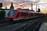 620 508-1 durchfährt am Abend des 2.7.2017 als Leerzug den Kölner Hauptbahnhof in Richtung Osten/Deutz.