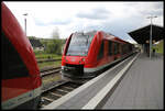 Verstärkung für die Regionalbahn nach Gummersbach kommt hier am 14.5.2021 um 14.05 Uhr im Bahnhof Dieringhausen in Form des 620533 heran gefahren und dockt wenig später an.