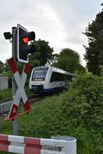 Bü-Bild von der Günhovener Straße, der VT 242A kommt aus Rheindahlen gen Rheydt gefahren.