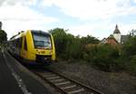 LINT-TRIEBWAGEN AUF DER HELLERTALBAHN IN HAIGER MIT HISTORISCHER STADTKIRCHE  Auf der Fahrt von DILLENBURG nach BETZDORF verlässt LINT-TRIEBWAGEN der  HELLERTALBAHN hier am 13.8.2019 den