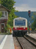 Am 15.08.2018 um 10:45 Uhr fährt ein NE 81 Triebwagen der Schwäbischen-Alb-Bahn (SAB) in den Bahnhof von Schelklingen ein.