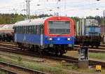 Neustrelitz am 28.04.2015 - VT 43 fährt an den Bahnsteig heran - Hans / Hanseatische Eisenbahn. 