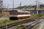 Der ehemalige HzL-VT 41 wird in Ulm Hbf für die SAB-Fahrt Nr. 88201 nach Gammertingen bereitgestellt. Er hat die HzL-Farbaufteilung behalten. Wappen und Firmenlogo befinden sich bei ihm also auf beigem Grund. Ulm Hbf, Gleis 5a, 20.7.21.