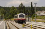 SAB-VT 413 (ex WEG) wartet in Gammertingen als Zug SAB 10 auf Fahrgäste für die kurze Fahrt nach Trochtelfingen (21.7.21).