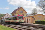 VT 41 in Richtung Schelklingen steht im Bahnhofbereich Münsingen am 14. Mai 2022 der Schwäbische-Alb-Bahn.