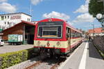 Triebwagen 626 142-3 steht nun im Endbahnhof Trochtelfingen Hohenz. am 14. Mai 2022 zur Rückfahrt nach Münsingen.