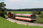 VT 43 der HzL mit einem Fotozug vor Kleinengstingen  18.8.11