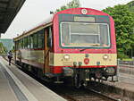 12. Mai 2022 steht ein NE 81 Triebwagen VT 42 (626 142)  der Schwäbischen-Alb-Bahn (SAB) zur Weiterfahrt von Schelklingen nach Münsingen bereit.