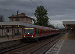 Mit Frühling hat das Wetter in Süddeutschland schon lange nichts mehr zu tun.
Dennoch kommt am Bahnsteig eine gewisse Stimmung auf, wenn aufgrund des tiefgrau-bewölkten Himmels die Beleuchtung zeitiger zuschaltet, als an den vorherigen Tagen.

Das Doppel 628 571-2 + 581-1 ließ am 04. Mai 2017 in Markt Schwaben ein paar Fahrgäste aus- und zusteigen, bevor es weiter nach Mühldorf geht.

Diese Leistung wurde noch letztes Jahr mit einer 218, oder 245 mit 3 Bn-Wagen gefahren.