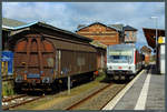 628 540 wartet am 15.04.2017 in Niebüll auf Fahrgäste. Der Triebwagen wird als SyltShuttle Plus an den Autozug nach Westerland angehangen. 