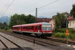 Einfahrt des 928/628 565 als RB27662, aus Aschau (Chiemgau), in den Bf Prien am Chiemsee am 27.06.2013. Die Zugzielanzeige ist bereits für die Rückfahrt nach Aschau, als RB27663, umgestellt. 
