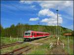 Als RB33252 (RB14)Ostssebad Binz - Bergen(Rgen) verkehrt am 10.05.07 der Tw 628 636. Hier berquert er gerade den Wanderweg Mukran-Lietzow am Bf Lietzow(Rgen).