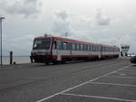 VT 71-B (ex Frankfurt-Königsteiner Eisenbahn VT 629) der neg steht im Bahnhof Dagebüll Mole und wird in Kürze an das andere Ende der IC Kurswagen ankuppeln.