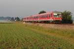 Kurz vor Mochenwangen fahren die in Friedrichshafen gestarteten 928/628 549 und ein weiterer Triebwagen der Baureihe 628 am 22.06.2017 als RE 22606 nach Ulm.