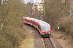 Seit 1998 fährt er in jedem Jahr zum Jahrmarkt am Karfreitag in Bouzonville. Einmal im Jahr herrscht grenzüberschreitender Personenverkehr auf der Niedtalbahn. 628 466 + 628 474 waren im Jahr 2018 eingesetzt, hier kommen die beiden Triebwagen aus Bouzonville zurück und werden gleich den Bahnhofsbereich von Dillingen Saar erreichen. Man sieht deutlich dass die Niedtalbahn mal zweigleisig ausgebaut war. 30.03.2018