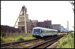 DB Triebwagen 628288 ist hier am 27.6.1993 um 13.45 Uhr vor der Kulisse des Salzbergwerk in Kochendorf als Zug 7933 in Richtung Heilbronn unterwegs.