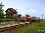 Zugkreuzung im Bf Laussig b.Dben. Das gabs auch nur selten in der Geschichte der Dbener Heidebahn als diese noch regulr hier hielt. Hier fand er ungewollt statt, als sich die beiden Sonderzge (Leipzig-Lu.-Wittenberg-Leipzig) der Elbe Saale Bahn unfreiwillig durch eine Streckensperrung infolge eines umgestrtzten Baumes begegneten. Laussig, 27.05.07